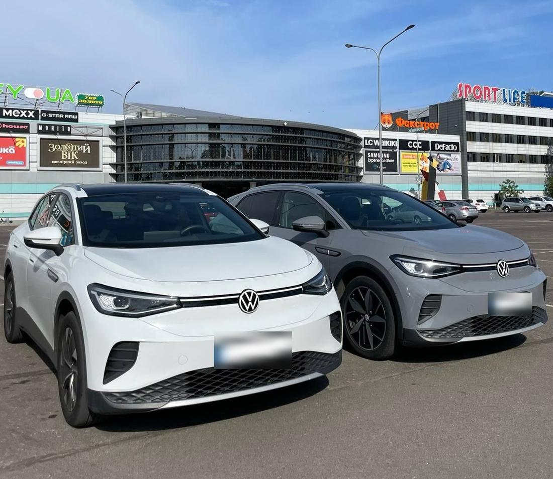 Два Volkswagen ID.4, белый и серый