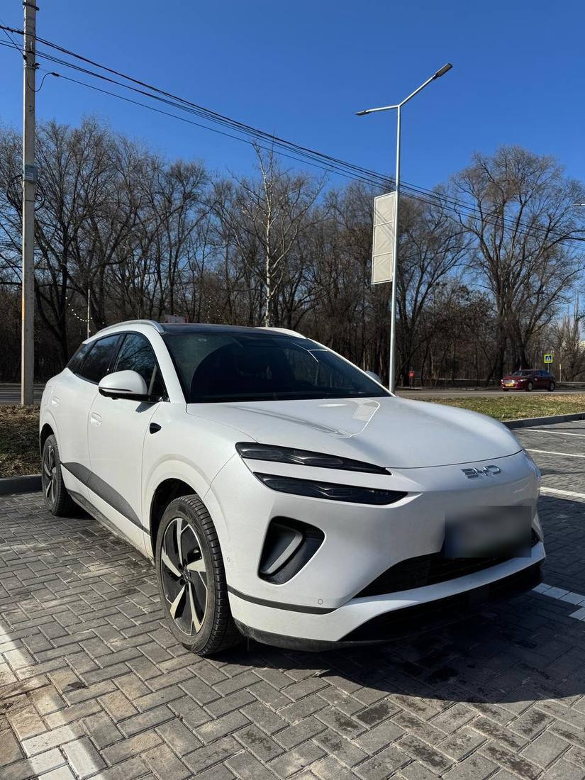 Белый электрокроссовер BYD
