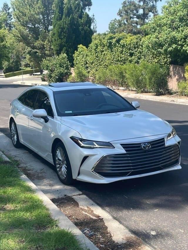 Белый Toyota Avalon