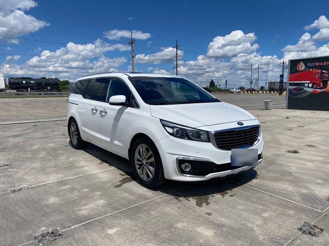 Белый минивэн Kia Carnival