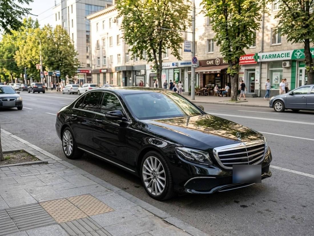 Чёрный Mercedes-Benz E-Class седан
