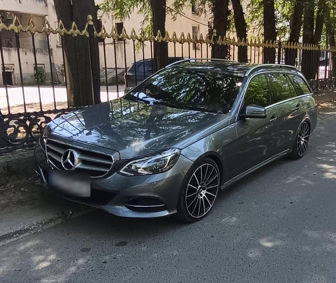 Серый Mercedes-Benz E-Class универсал