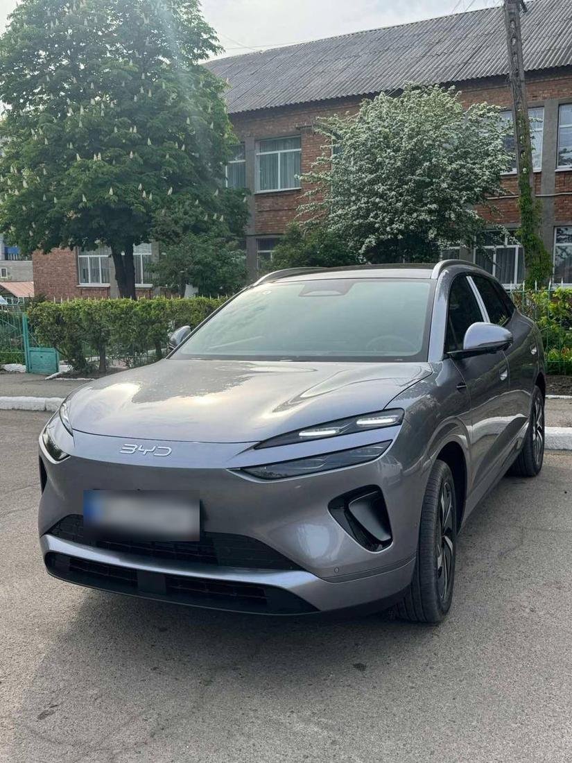 Серый электрокроссовер BYD