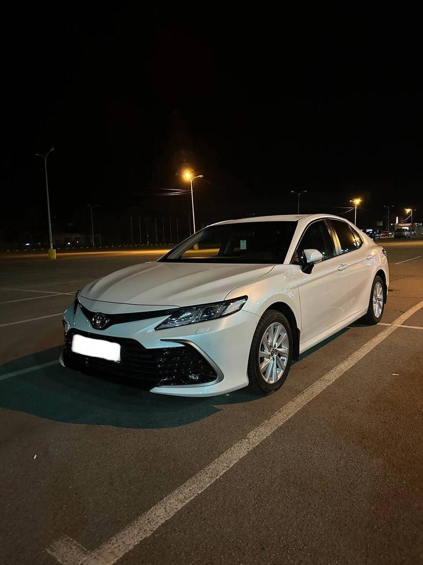 Белая Toyota Camry вечером