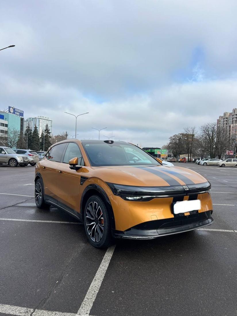 Оранжевый электрокроссовер Zeekr с чёрными полосами