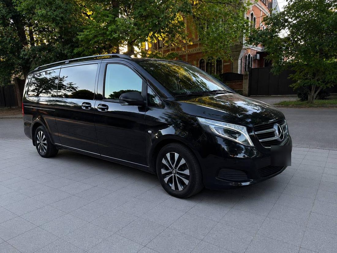 Чёрный Mercedes-Benz V-Class, вид сбоку