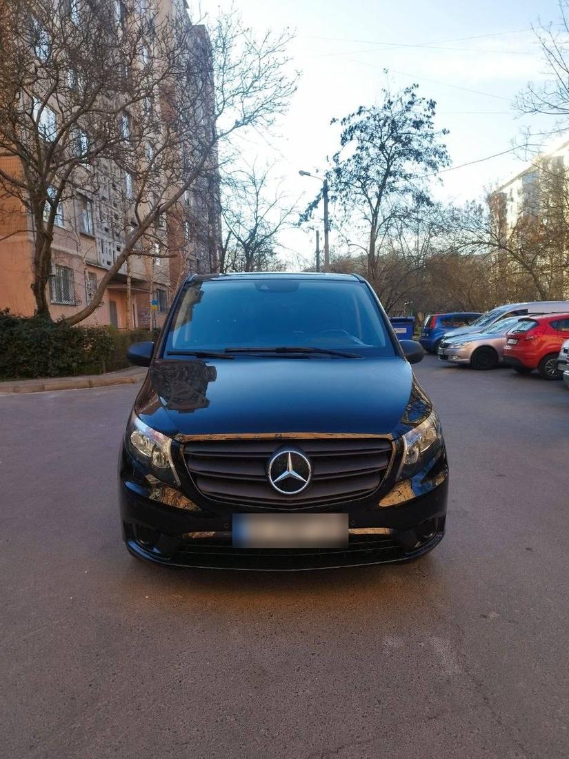 Чёрный Mercedes-Benz Vito, вид спереди