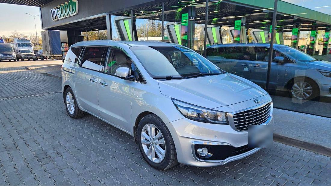 Серебристый минивэн Kia Carnival