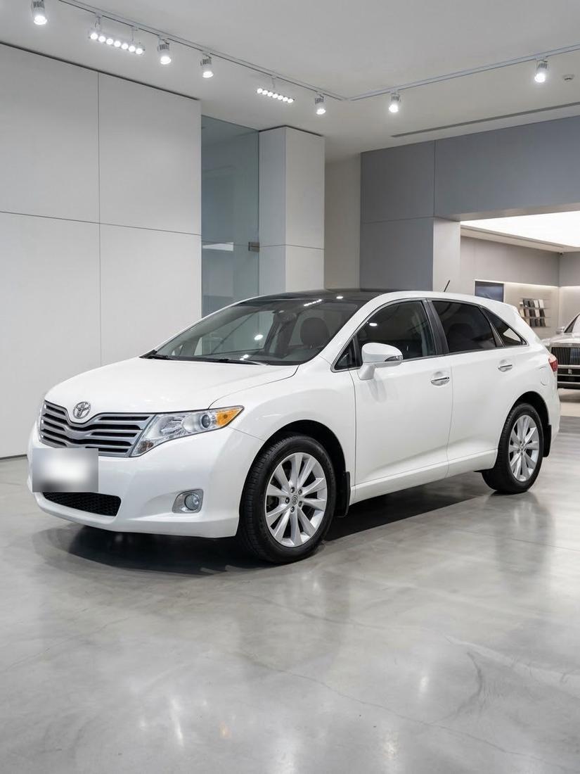 Белый кроссовер Toyota Venza