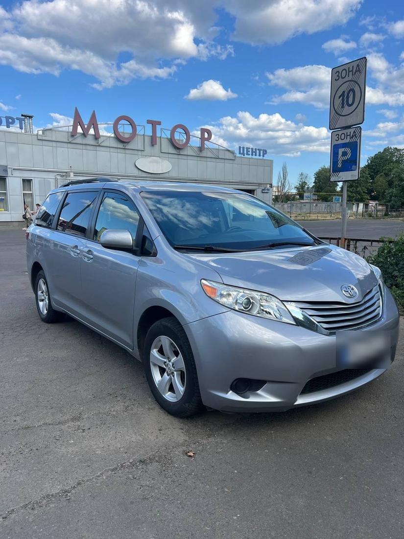 Серебристый минивэн Toyota Sienna