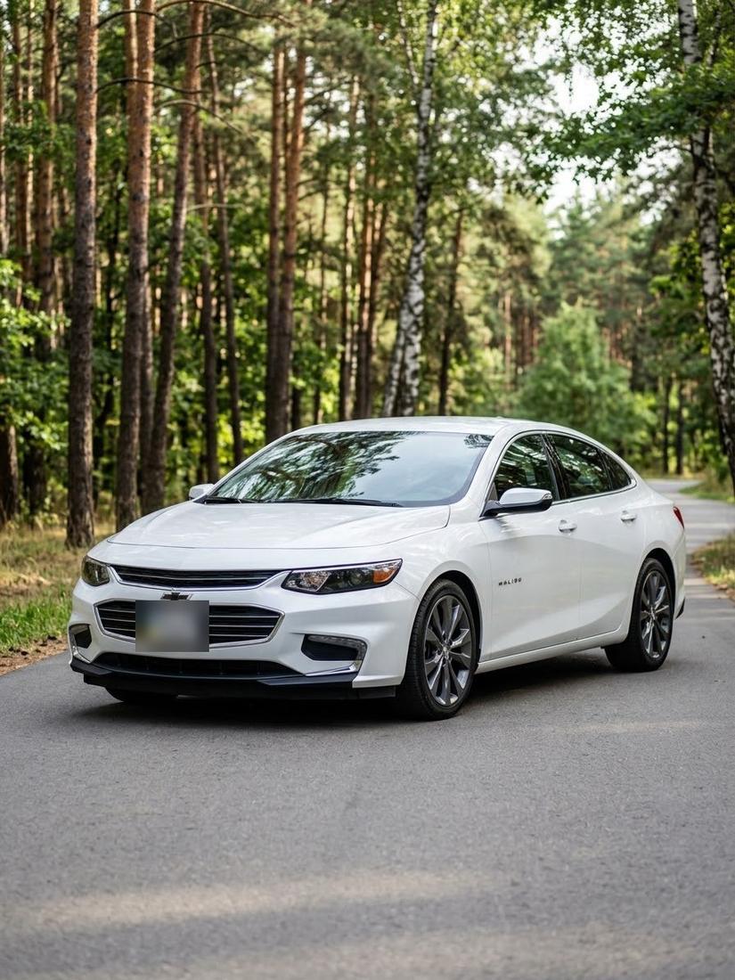 Белый Chevrolet Malibu на лесной дороге