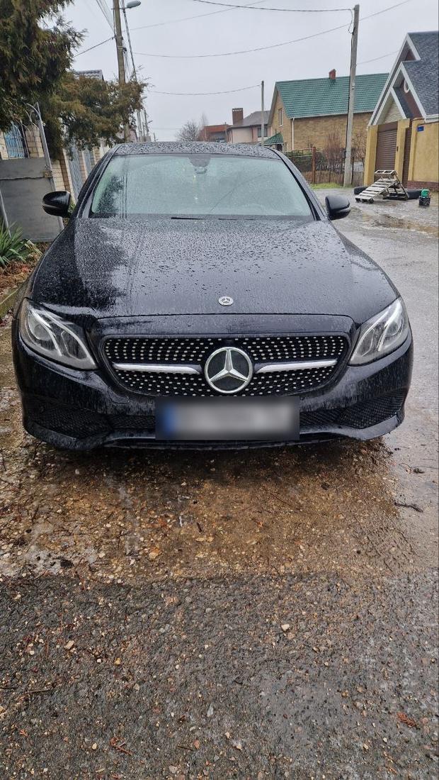 Чёрный Mercedes-Benz E-Class, вид спереди